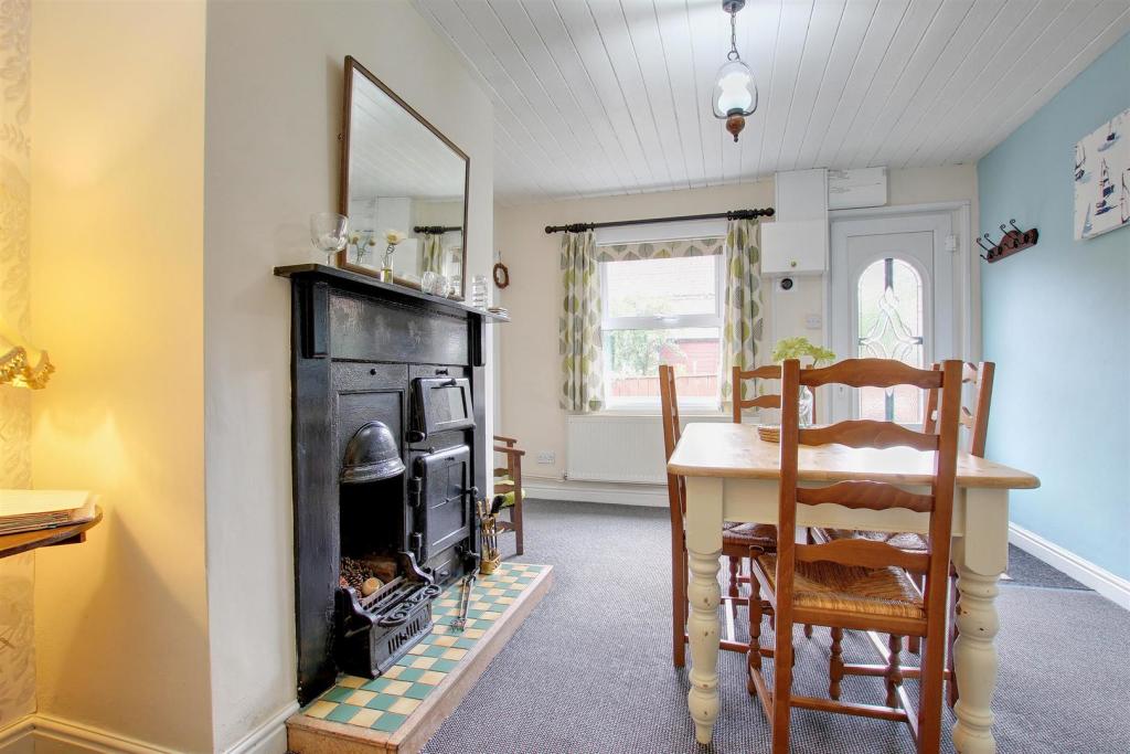 LIVING / DINING ROOM