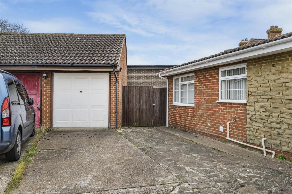 Garage / Parking