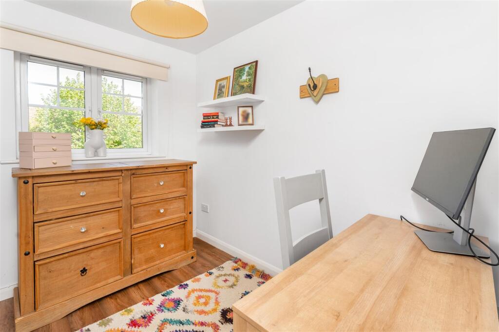 6 Griffin Close, Twyford-24.jpg