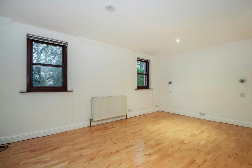 Bedroom 1.jpg
