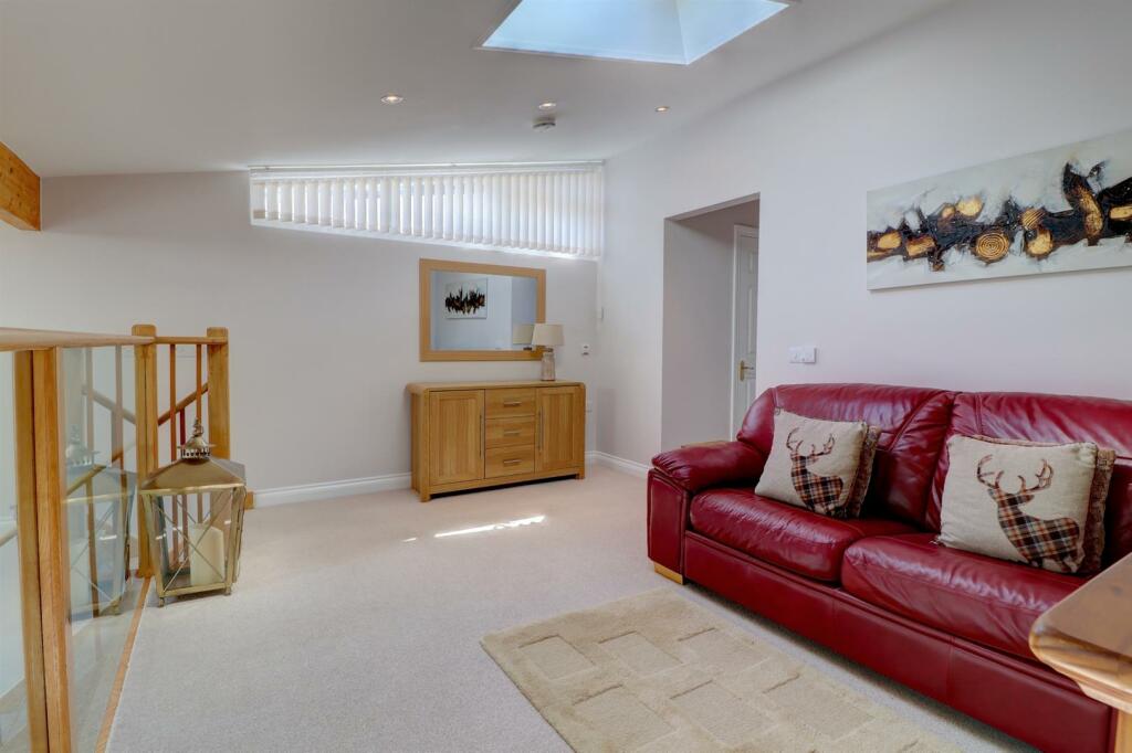 Upper Level Sitting Area .2.jpg