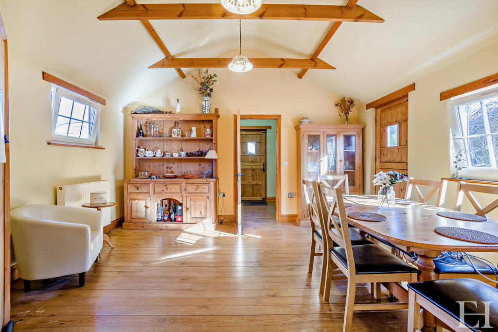 8637095-interiorW...