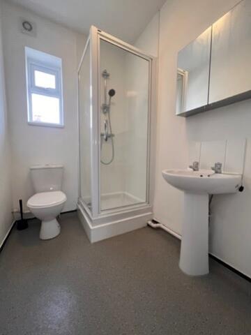 3 Totland Road - Bathroom 2 (1)