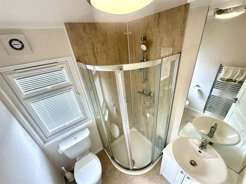 EN-SUITE SHOWER ROOM