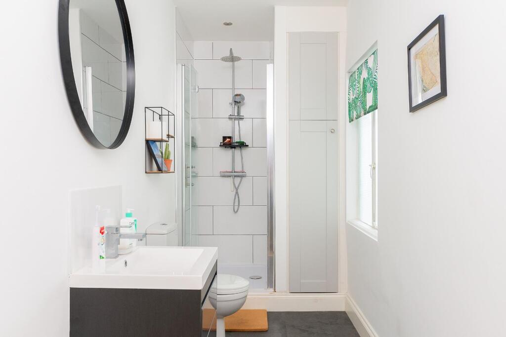 3C1R2S7E - Bathroom B.jpg