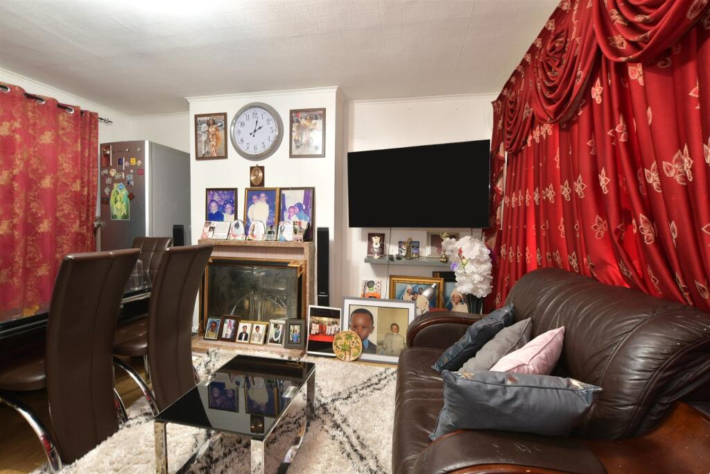 Lounge/Dining Area
