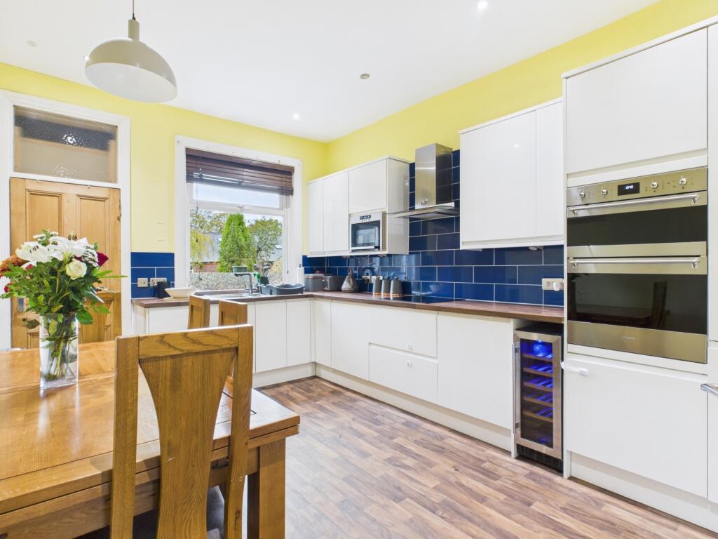 CAM03729G0-PR0165-STILL019