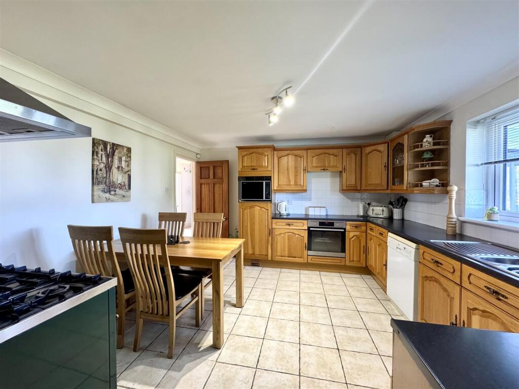KITCHEN/BREAKFAST ROOM