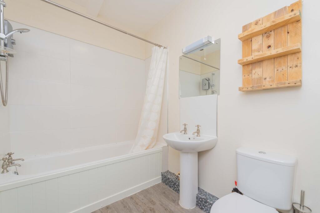 FamilyBathroomEmilyDimelowEwemoveWhitchurchandNant
