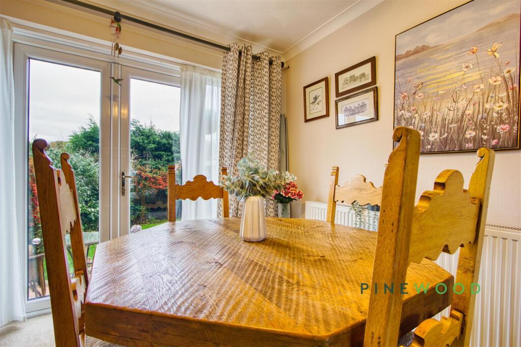 LOUNGE / DINING ROOM