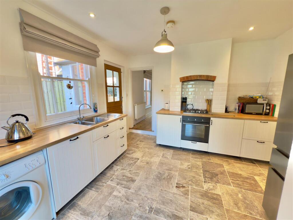 Kitchen 1.jpg