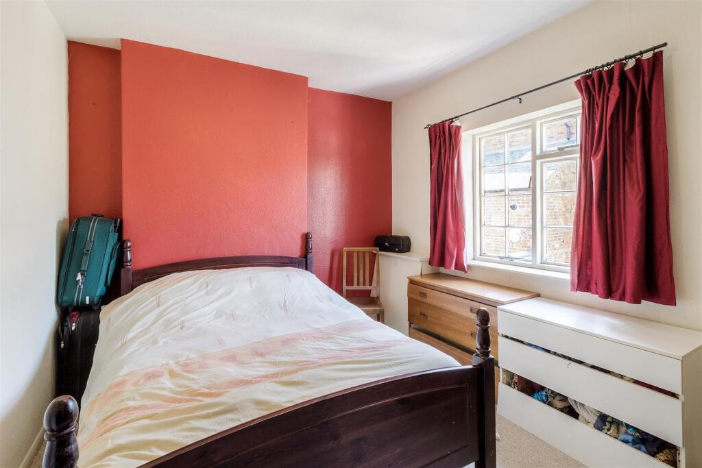 No 5a - Bedroom