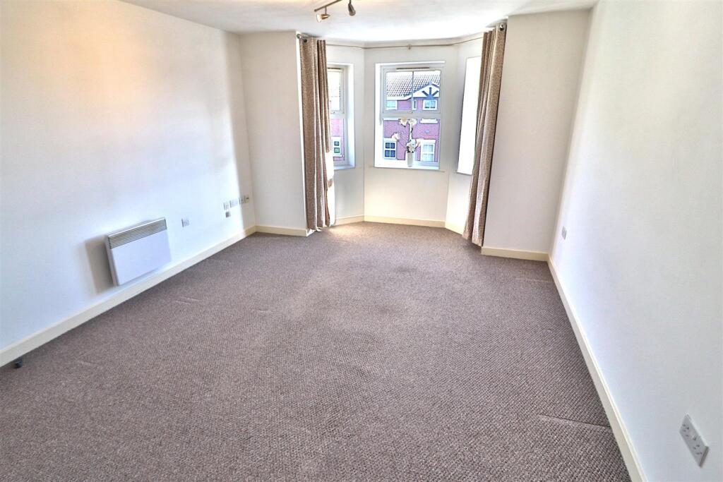 OPEN PLAN LIVING/KITCHEN AREA