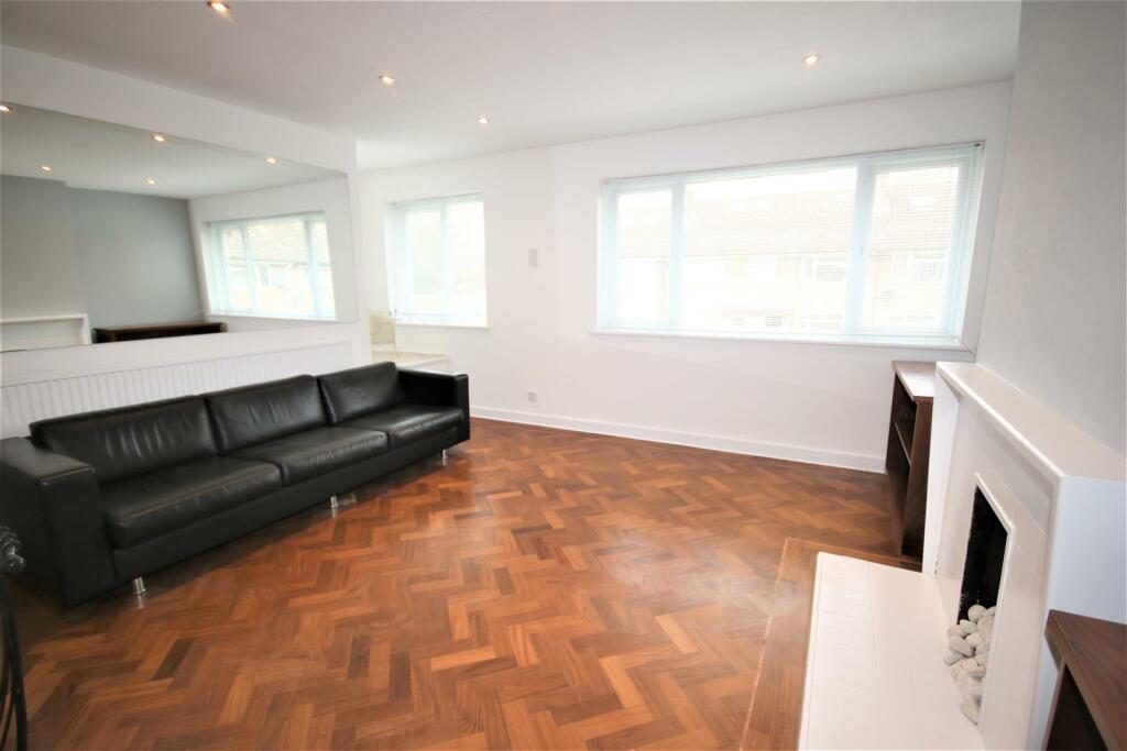 RECEPTION ROOM: PIC 1