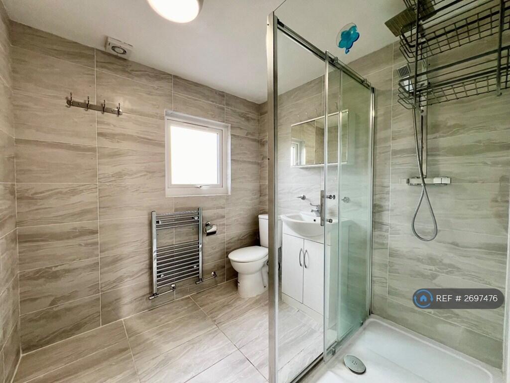 Room Available - Bathroom 2/4