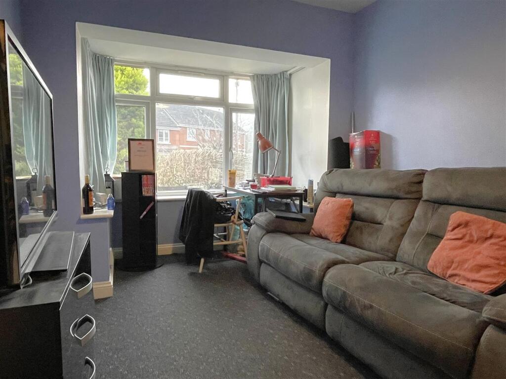 SITTING ROOM/BEDROOM