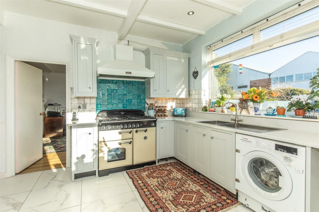 KITCHEN &amp; BREAKFAST/DINING ROOM