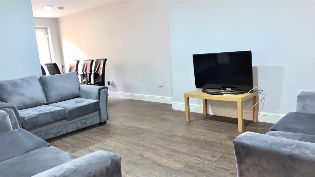 student lounge 6 bed