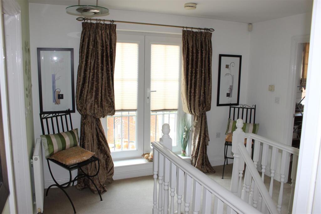 Impressive Semi-Galleried Landing