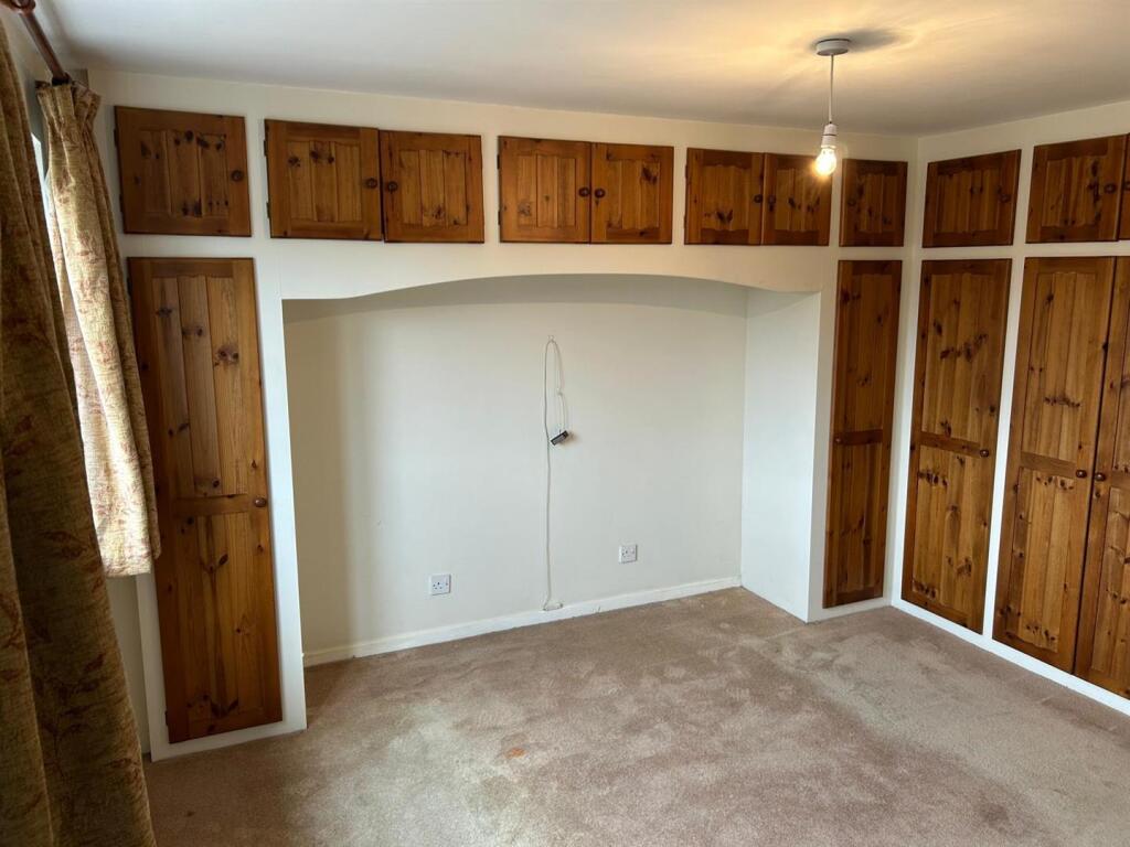 MAIN BEDROOM