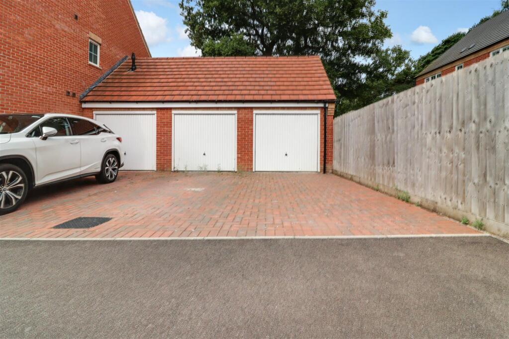 Garage (right hand side)