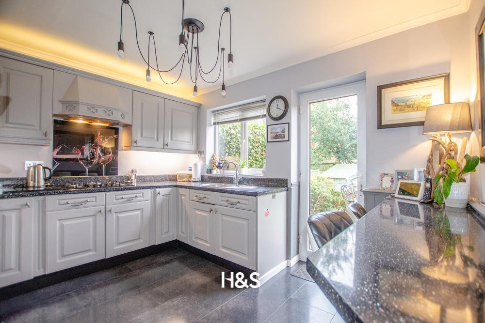 18 palmers close kitchen.jpg