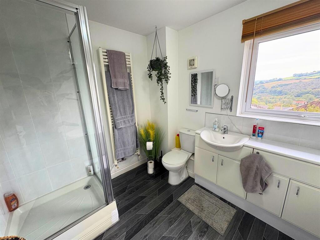 Bathroom b (edit).jpg