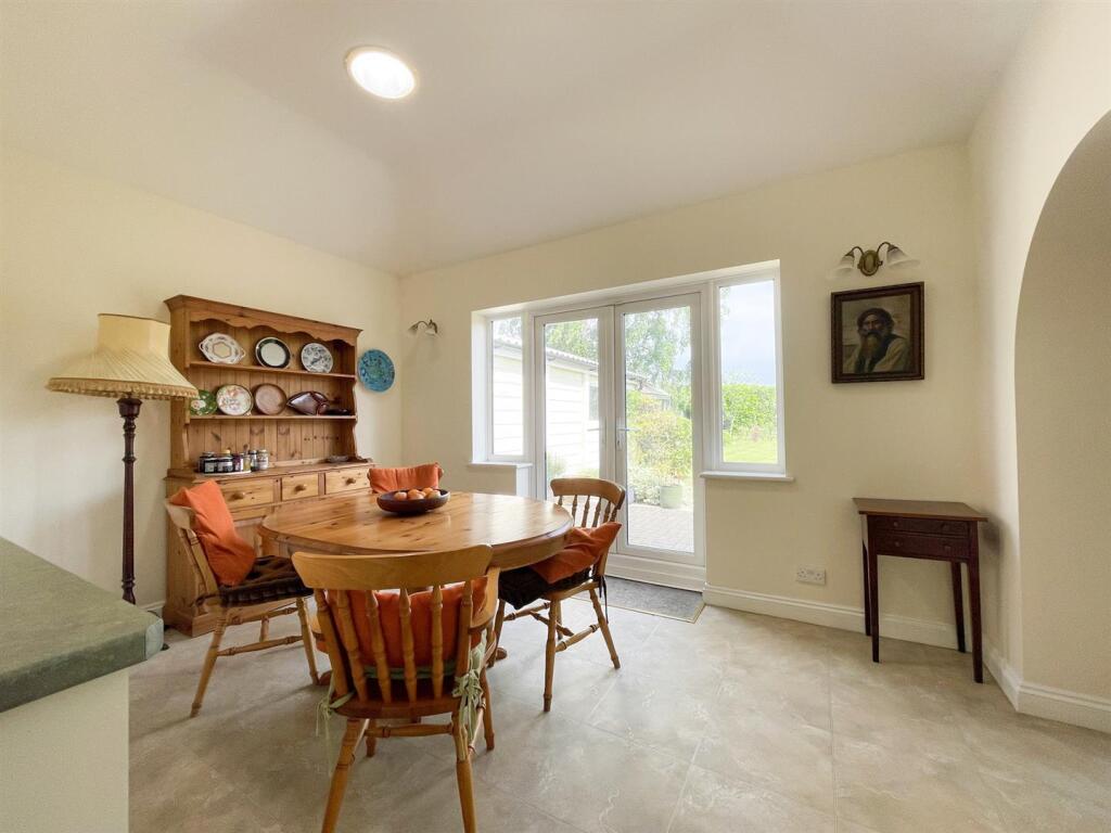 Breakfast area.jpg