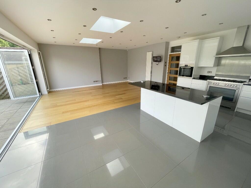 KITCHEN/LOUNGE
