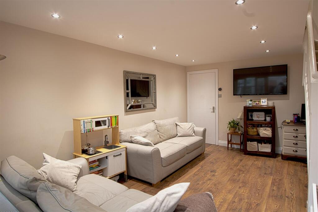 lounge 2w.jpg