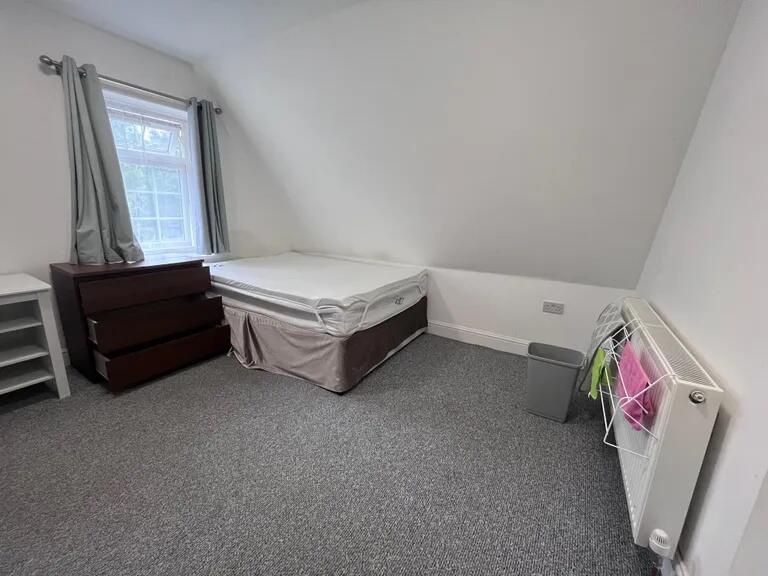Bright and tidy single bedroom featuring a comf...