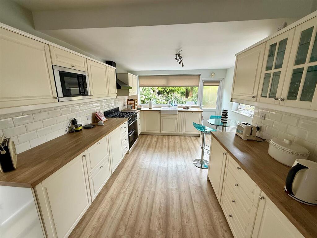 TL382 Kitchen.jpg