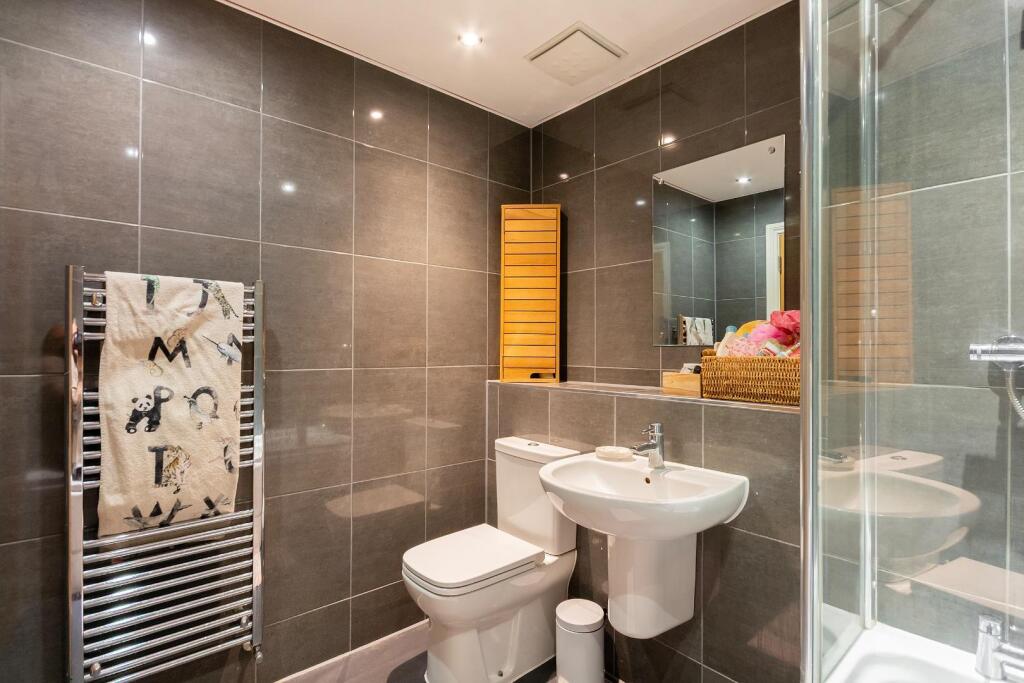 0S7FRBR - Bathroom A.jpg