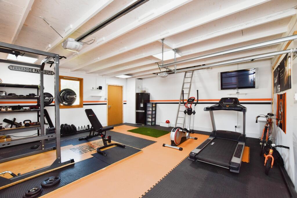 Double Garage/Gym
