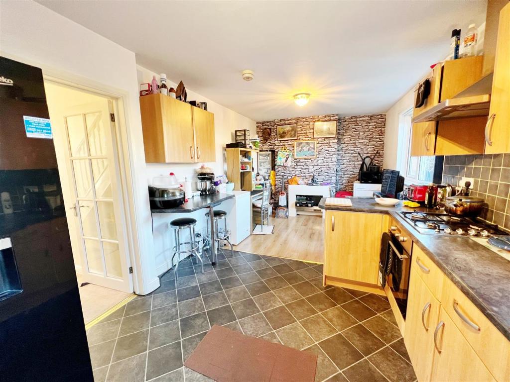 Kitchen 2.jpg
