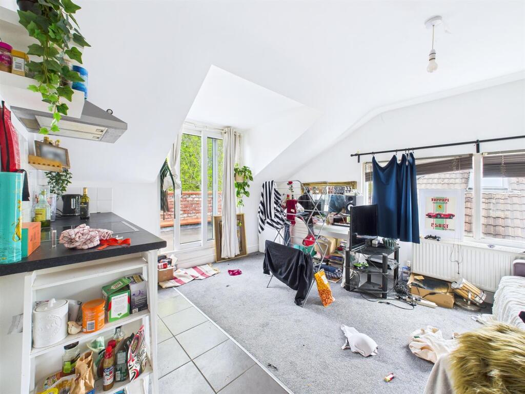 16 - Period 9 Bedroom HMO.jpg