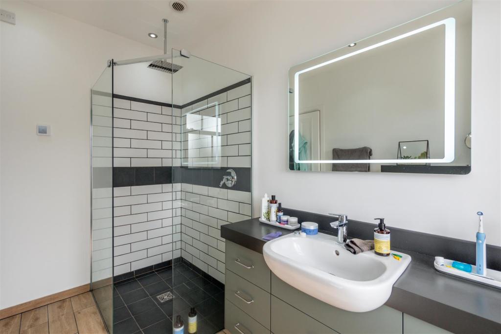 En Suite Shower Room Aspect 2.jpg