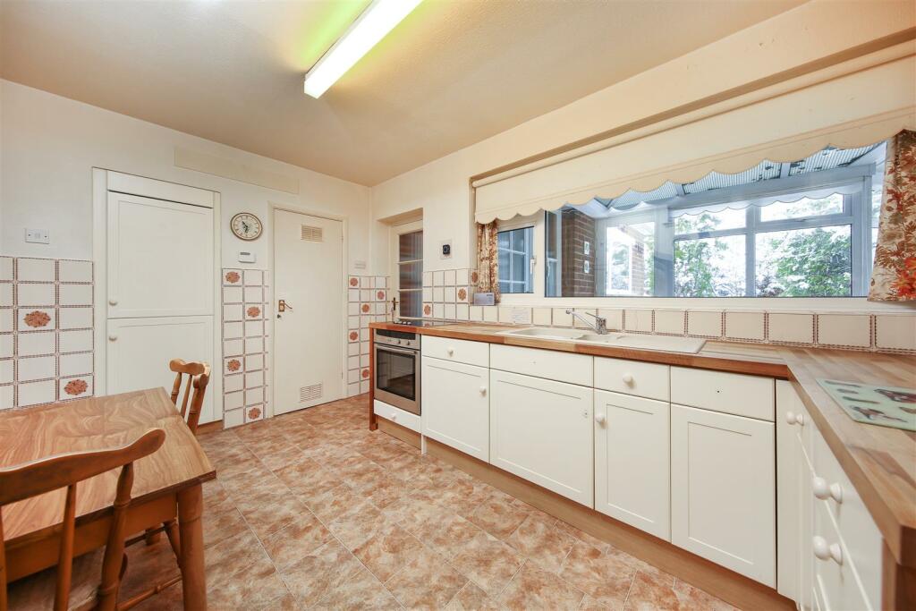 5 Kitchen.jpg