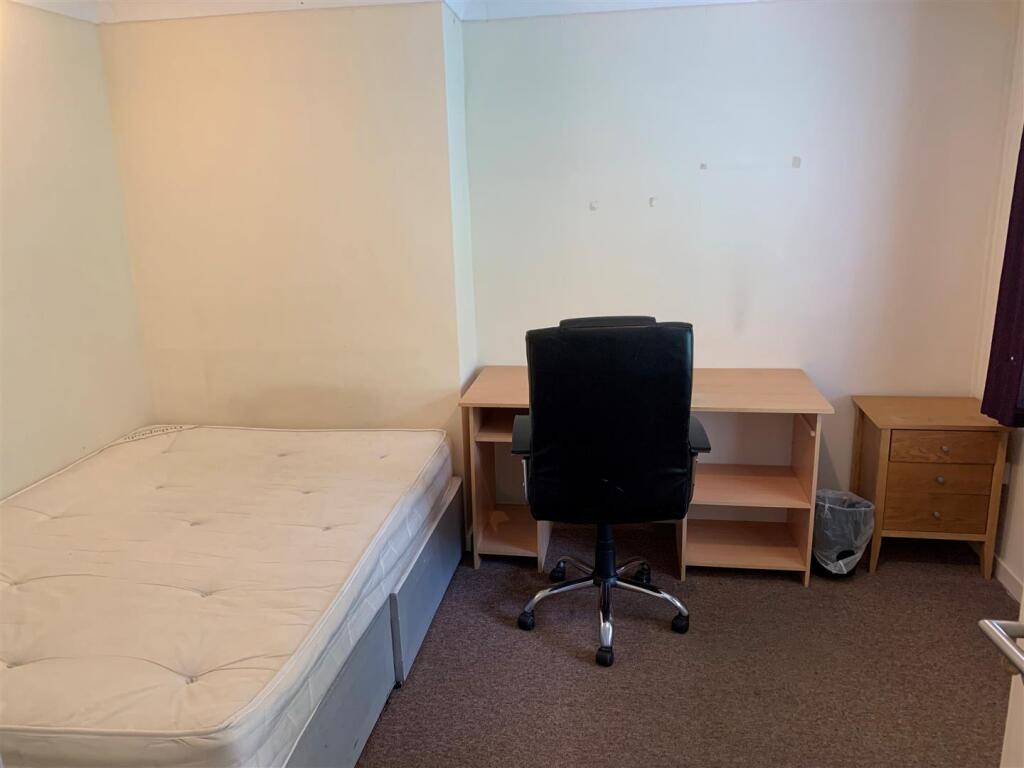 bed 1.jpg