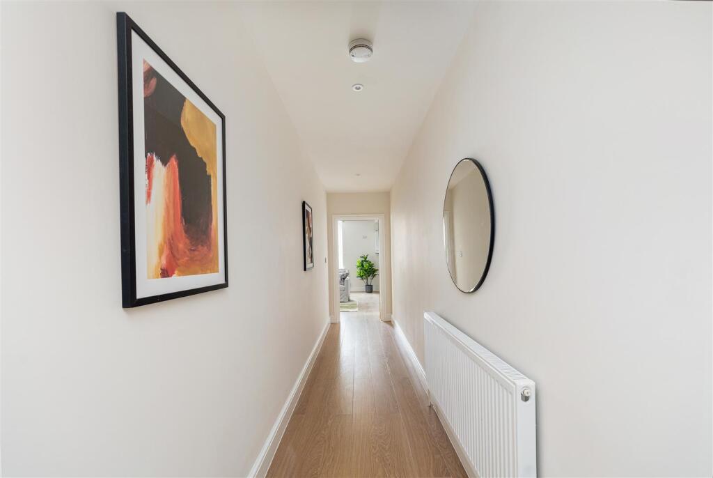 Eastwood Close, E18