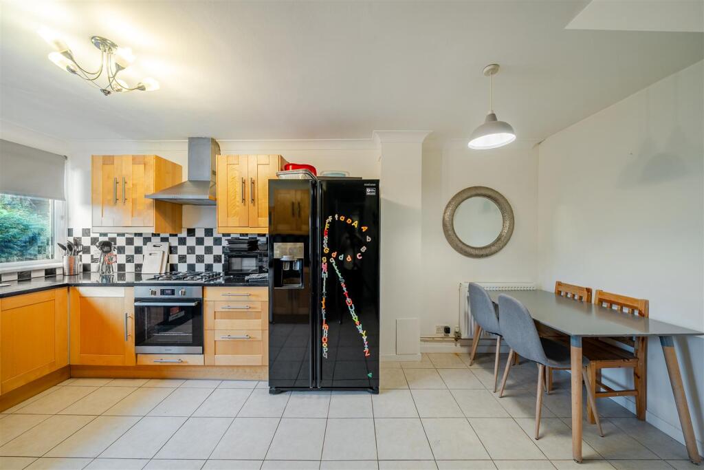 Kitchen/Breakfast Room: