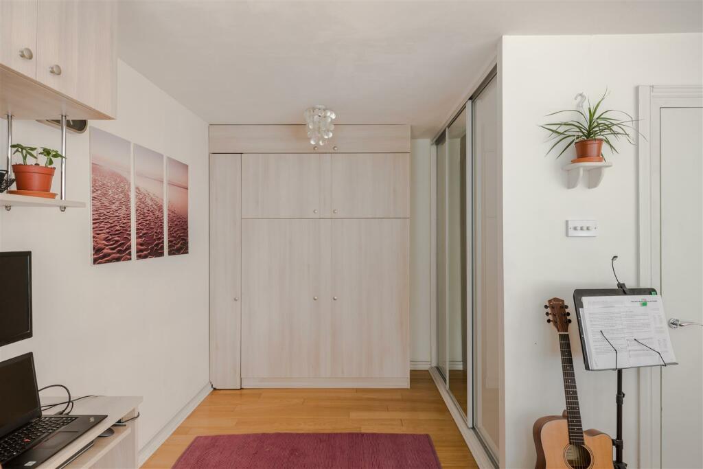 32 Holcroft Court-8.jpg
