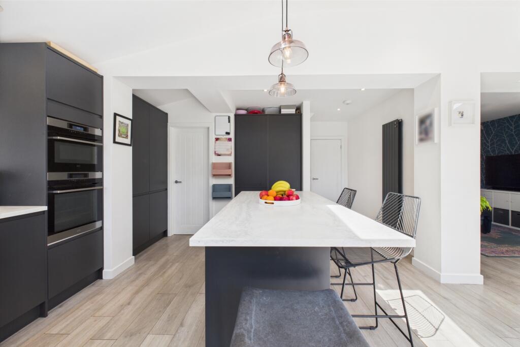 CAM03162G0-PR0260-STILL011