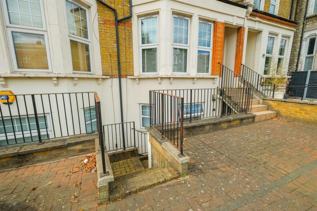 Flat 1, 85 Fairlop Road-15_web.jpg
