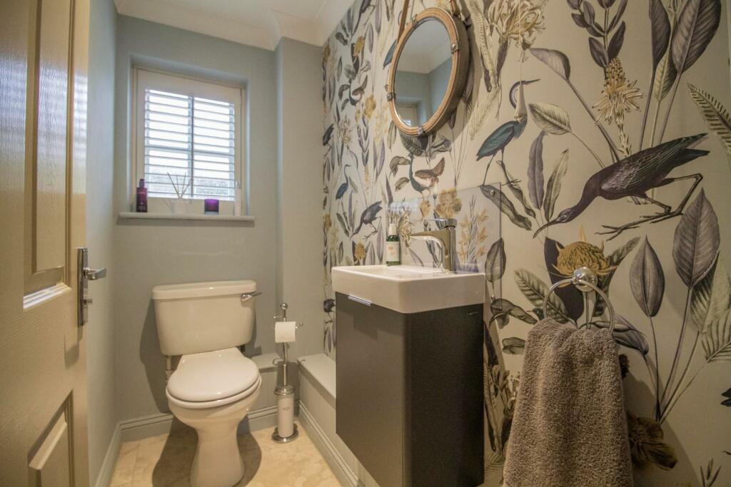 4 Bear Meadow, Beyton [Cloakroom] 01.jpg