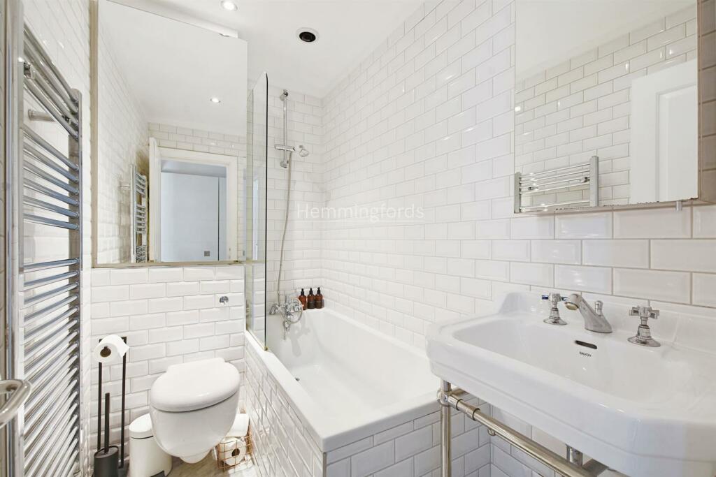 01-e55eGCHMF - Flat 4 50 De Beauvoir Road - Bathro