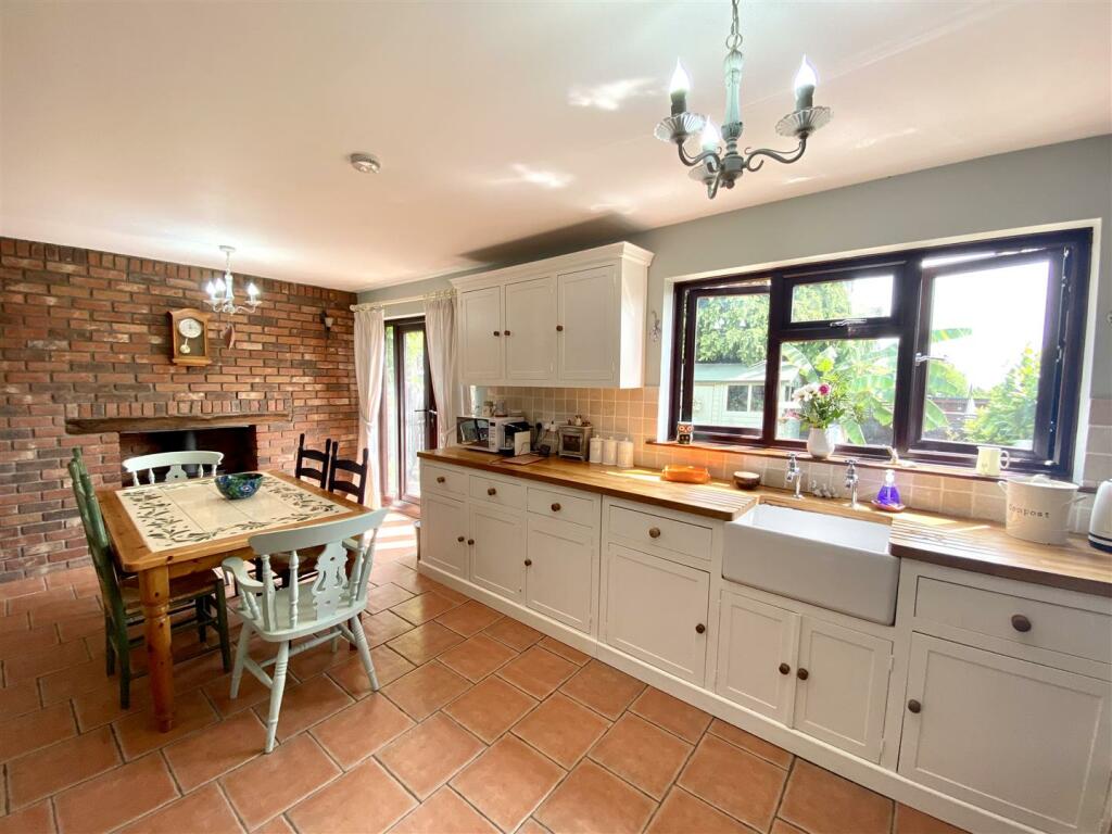 KITCHEN/BREAKFAST ROOM