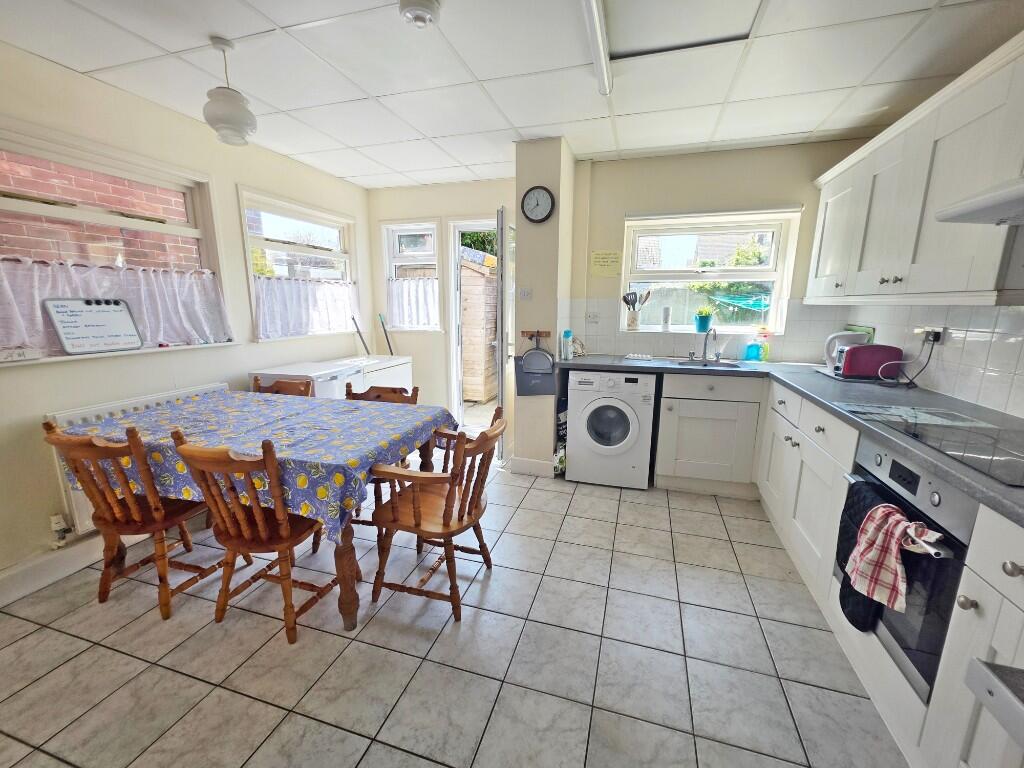 4.4m x 4m Kitchen