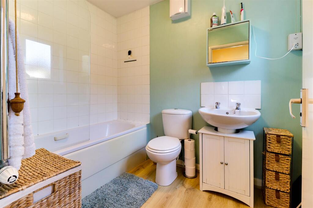 24. Bathroom 1.1.jpg