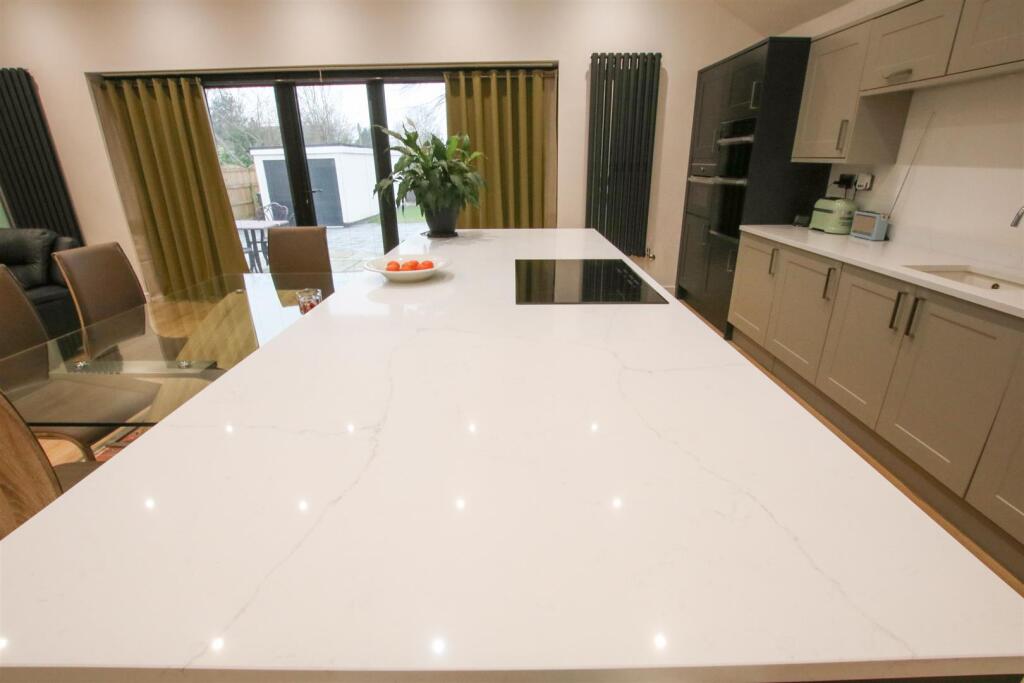 OPEN PLAN LIVING DINING 'ISLAND' KITCHEN